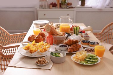 Masada farklı yemekler olan tabaklar. Lüks brunch.