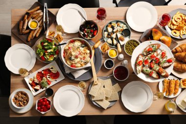 Farklı leziz yiyeceklerle dolu kahvaltı masası, manzaralı.