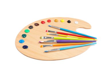 Beyaz arka planda boya ve fırçalı palet. Sanatçı ekipmanı