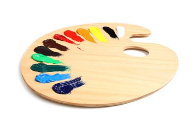 Beyaz arka planda boyalar olan palet. Sanatçı ekipmanı