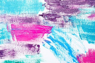 Beyaz tuval üzerinde renkli akrilik boya darbeleri, yakın çekim