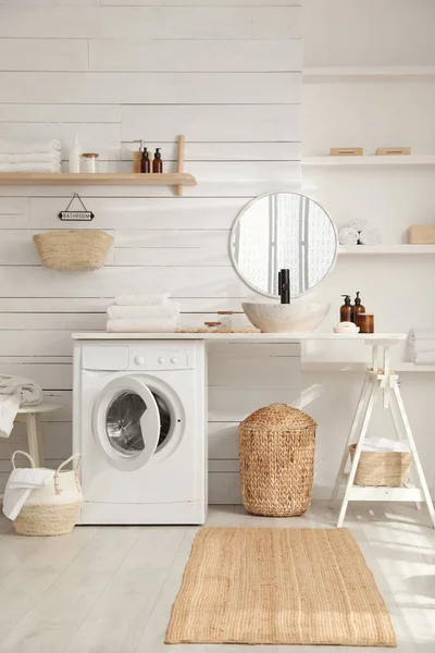 Elegante Cuarto Baño Interior Con Lavadora Moderna —  Fotos de Stock