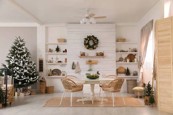 Gezellige Eetkamer Interieur Met Kerstboom Feestelijke Inrichting — Stockfoto