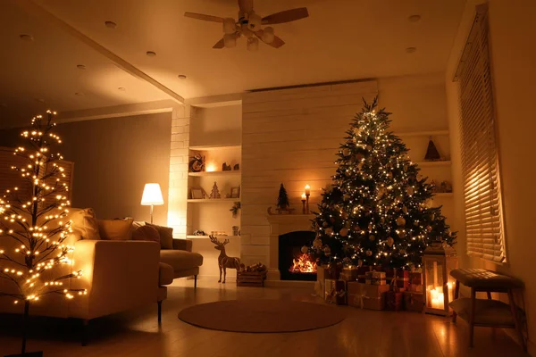 Schöner Weihnachtsbaum Und Geschenkboxen Kamin Festlich Geschmückten Wohnzimmer — Stockfoto