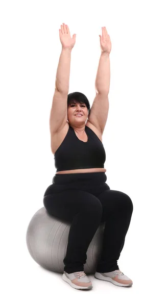 Szczęśliwa Otyłość Dojrzała Kobieta Siedzi Piłce Fitness Białym Tle — Zdjęcie stockowe