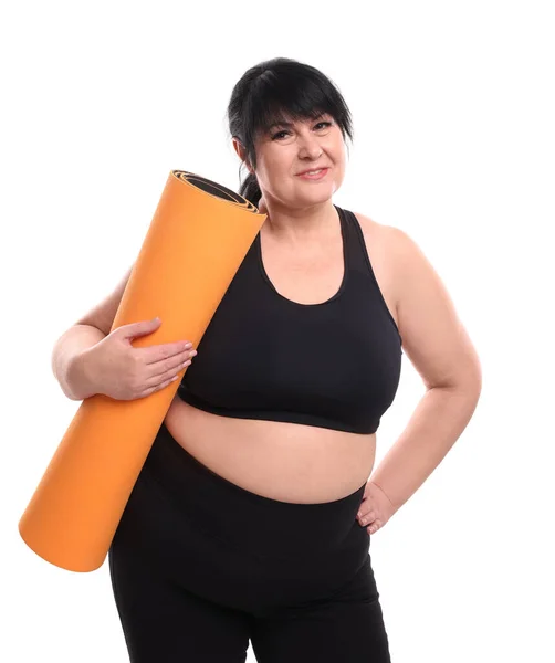 Glücklich Übergewichtige Reife Frau Mit Yogamatte Auf Weißem Hintergrund — Stockfoto