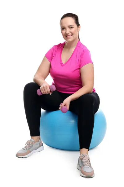 Glad Överviktig Kvinna Med Hantlar Sitter Fitness Boll Mot Vit — Stockfoto