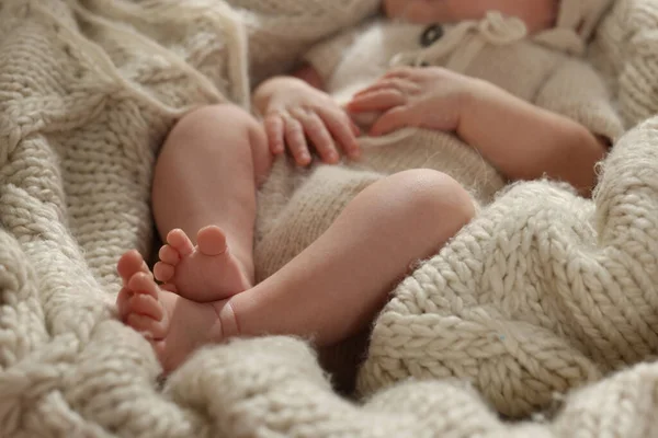 Liebenswertes Neugeborenes Auf Strickkarierten Liegend Nahaufnahme — Stockfoto