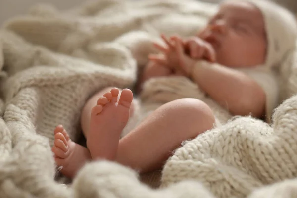 Bedårande Nyfött Barn Sover Hemma Fokus Benen — Stockfoto