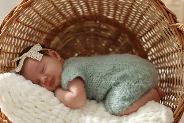 Bayi Yang Baru Lahir Tidur Manis Keranjang Wicker Dengan Kotak — Stok Foto