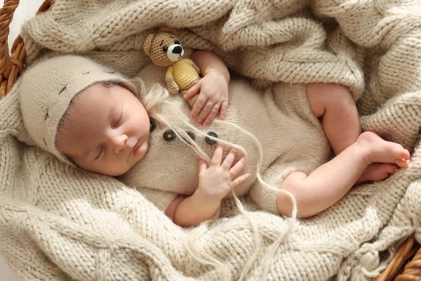 Adorable Bebé Recién Nacido Con Oso Juguete Durmiendo Canasta Mimbre — Foto de Stock