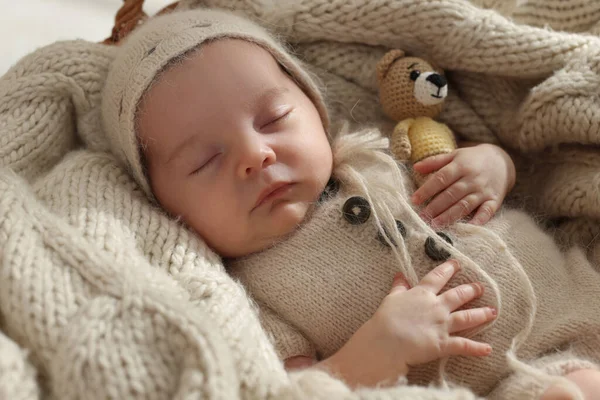Förtjusande Nyfött Barn Med Leksaksbjörn Sover Korg Närbild — Stockfoto