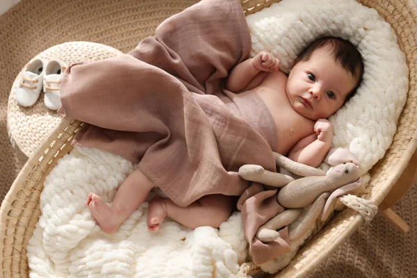 Χαριτωμένο Νεογέννητο Μωρό Λαγουδάκι Παιχνίδι Που Βρίσκεται Στην Κούνια Στο — Φωτογραφία Αρχείου