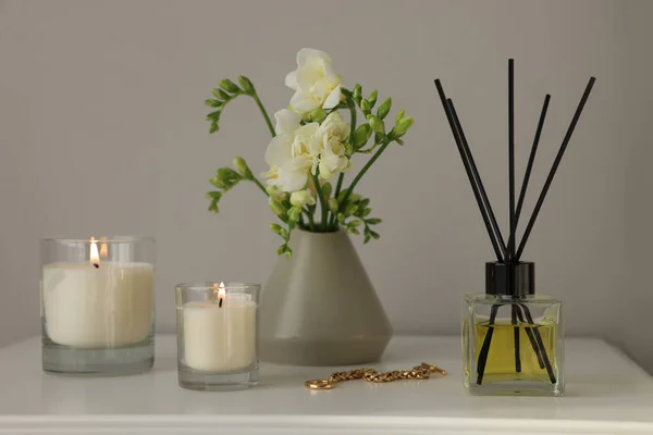Aromatische Riet Luchtverfrisser Freesia Bloemen Kaarsen Wit Nachtkastje Binnen — Stockfoto