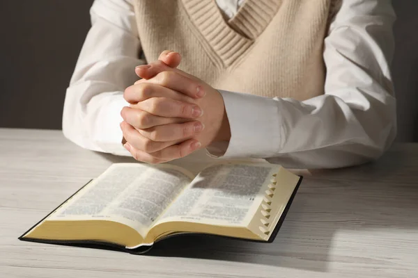 Donna Che Prega Sulla Bibbia Tavola Bianca Legno Primo Piano — Foto Stock