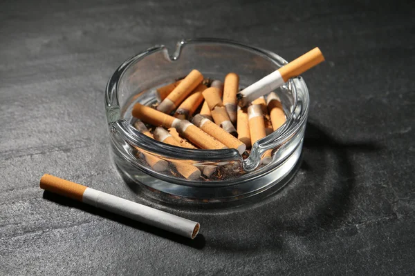 Cendrier Verre Avec Talons Cigarette Sur Table Gris Foncé — Photo