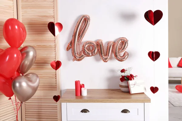 Gezellige Kamer Ingericht Voor Valentijnsdag Met Hartvormige Ballonnen Interieur Ontwerp — Stockfoto