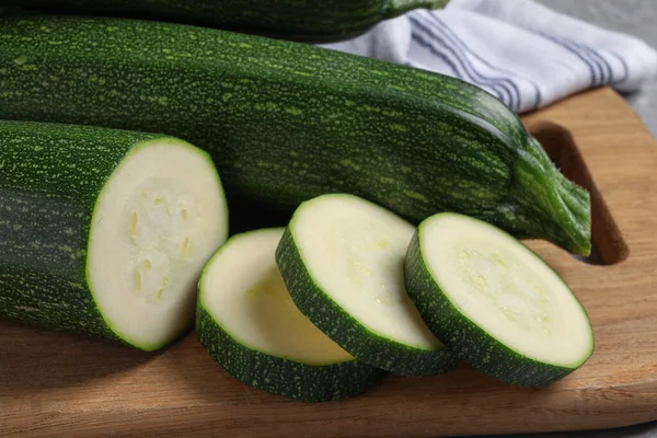 Ganze Und Geschnittene Reife Zucchinis Auf Holzbrett Nahaufnahme — Stockfoto