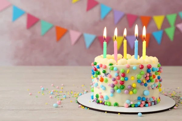 Leuke Bento Cake Met Lekkere Room Brandende Kaarsen Witte Houten — Stockfoto