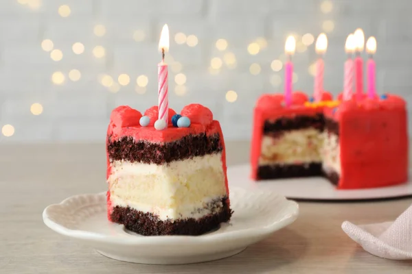 Stück Bento Kuchen Mit Leckerer Sahne Und Brennenden Kerzen Auf — Stockfoto