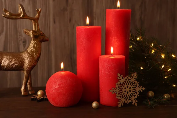Красивые Горящие Свечи Рождественским Декором Деревянном Столе — стоковое фото