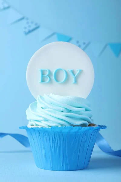 Pięknie Urządzone Baby Shower Babeczka Śmietaną Chłopiec Topper Jasnoniebieskim Tle — Zdjęcie stockowe