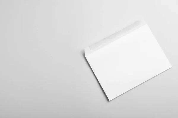 Envelope Papel Branco Sobre Fundo Cinza Claro Vista Superior Espaço — Fotografia de Stock