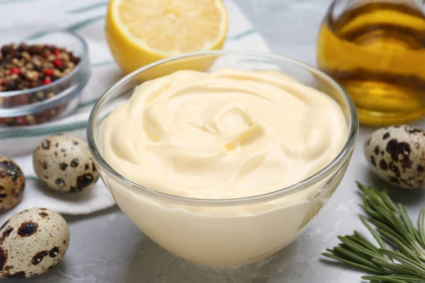 Köstliche Hausgemachte Mayonnaise Gewürze Und Zutaten Auf Grauem Tisch Nahaufnahme — Stockfoto