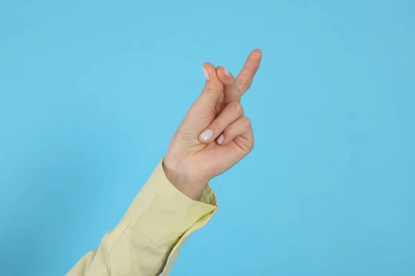 Frau Schnippt Mit Den Fingern Auf Hellblauem Hintergrund Nahaufnahme Der — Stockfoto