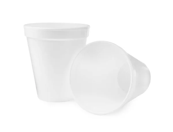 两个白色背景的干净的泡沫杯 — 图库照片