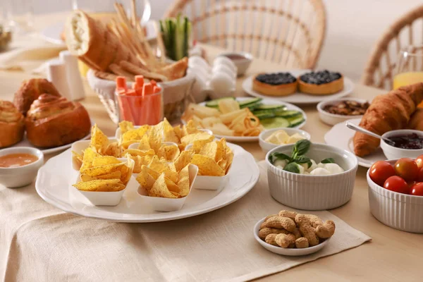 Platos Con Diferentes Alimentos Mesa Interior Almuerzo Lujo — Foto de Stock