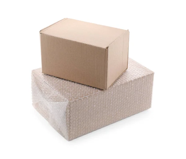 Картонная Коробка Упакована Пузырчатую Пленку Обычную Белом Фоне — стоковое фото