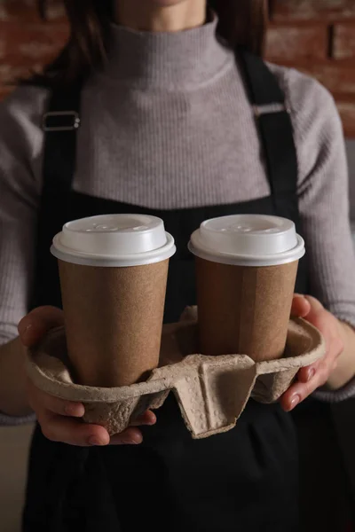 Бариста Держит Бумажные Чашки Кофе Кафе Крупным Планом — стоковое фото