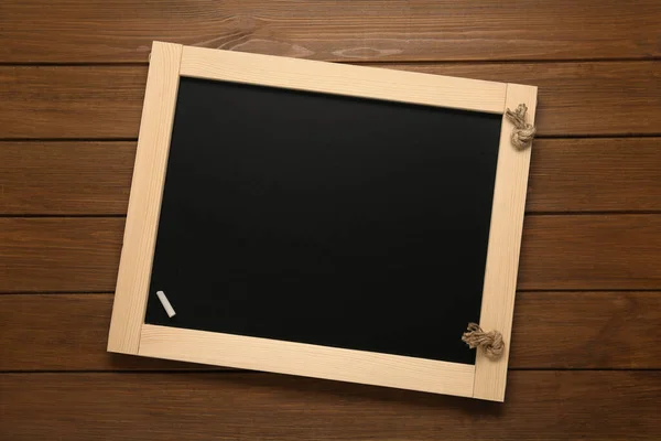 Saubere Tafel Mit Stück Weißer Kreide Auf Holztisch Draufsicht — Stockfoto