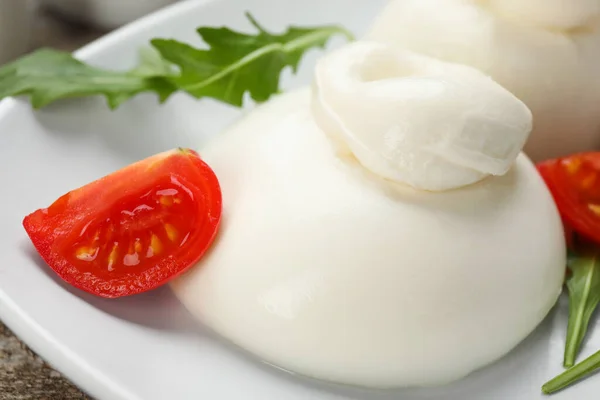 Delicioso Queso Burrata Con Rúcula Tomate Sobre Mesa Madera Primer —  Fotos de Stock