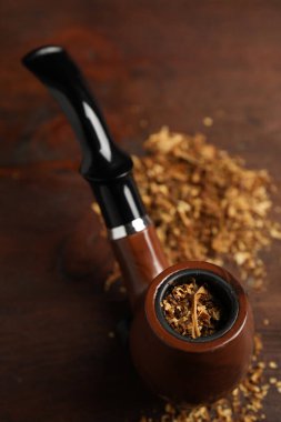 Tütünlü sigara piposu ahşap masanın üstünde.