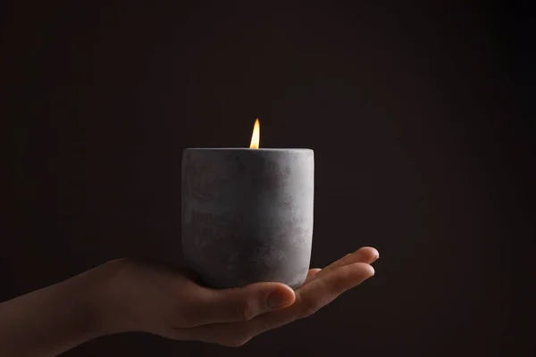 Mujer Con Vela Encendida Soporte Hormigón Sobre Fondo Marrón Oscuro —  Fotos de Stock