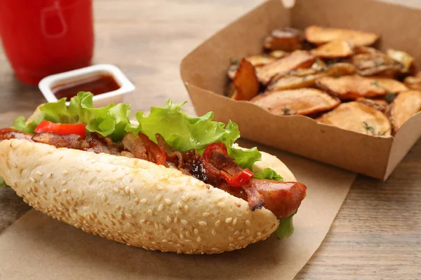 Hot Dog Kliny Ziemniaczane Ketchup Drewnianym Stole Zbliżenie Fast Food — Zdjęcie stockowe