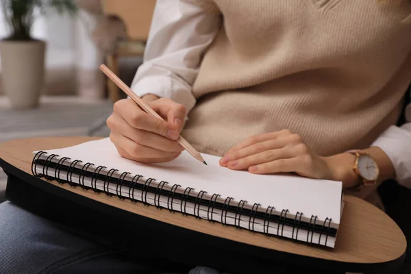 Frau Zeichnet Skizzenbuch Mit Bleistift Hause Nahaufnahme — Stockfoto