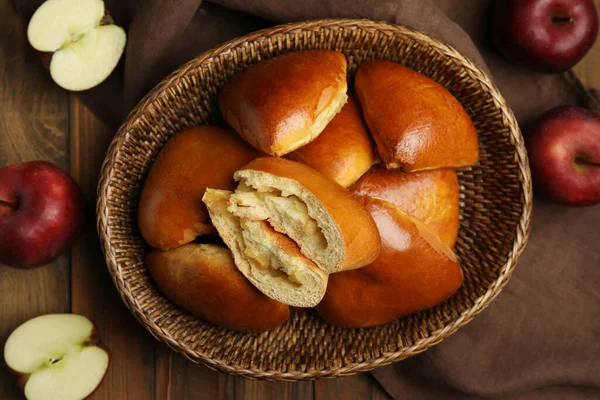 Delizioso Pirozhki Mela Forno Cesto Vimini Frutta Sul Tavolo Legno — Foto Stock