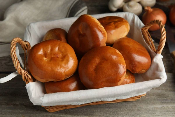 Rieten Mand Met Heerlijke Gebakken Pirozhki Houten Tafel — Stockfoto