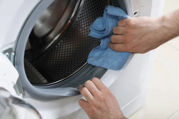 Man Rengöring Tom Tvättmaskin Med Trasa Närbild — Stockfoto