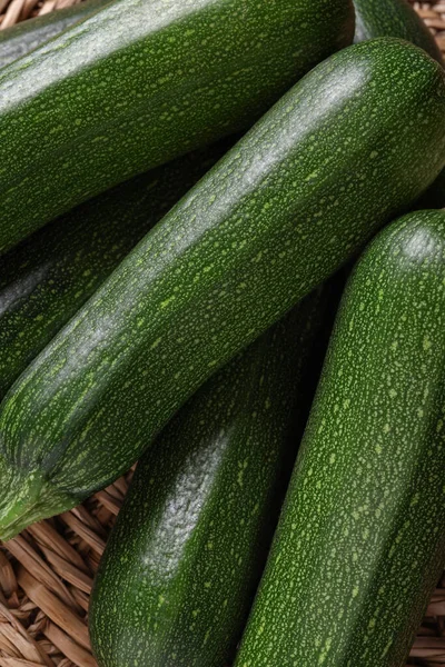 Rohe Reife Zucchinis Auf Weidenmatte Nahaufnahme — Stockfoto