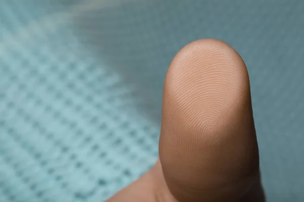 Vrouw Duwt Vinger Naar Boven Van Dichtbij Gezien Scannen Vingerafdruk — Stockfoto