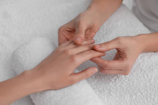 Vrouw Ontvangt Handmassage Zachte Handdoek Close — Stockfoto
