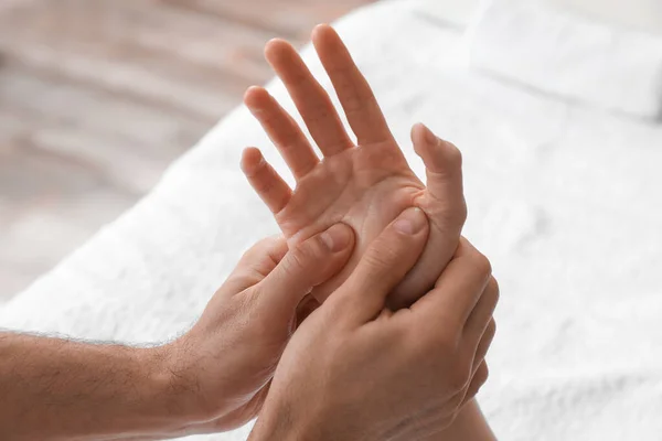 Vrouw Ontvangen Hand Massage Het Wellnesscentrum Close — Stockfoto