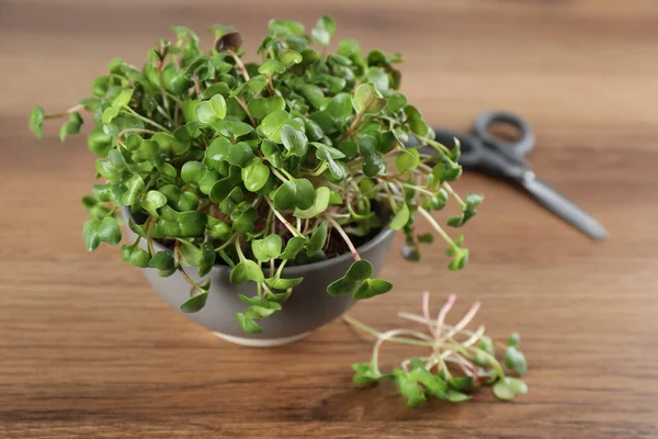 Verse Radijs Microgreens Schaal Houten Tafel — Stockfoto