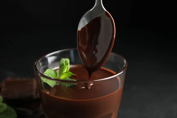 Koyu Arka Planda Kaşıkla Lezzetli Sıcak Çikolata Alıp Yakın Plan — Stok fotoğraf
