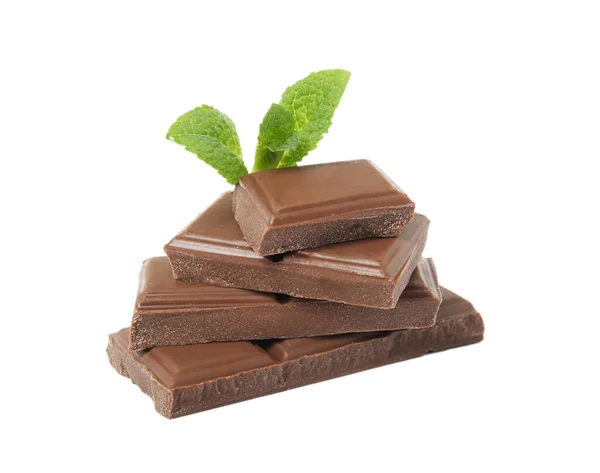 Leckere Schokoladenstücke Und Minze Auf Weißem Hintergrund — Stockfoto
