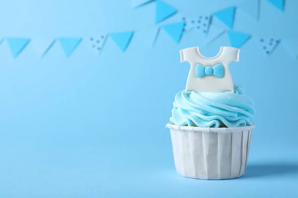 Vackert Inredda Baby Shower Cupcake Med Grädde Och Pojke Topper — Stockfoto